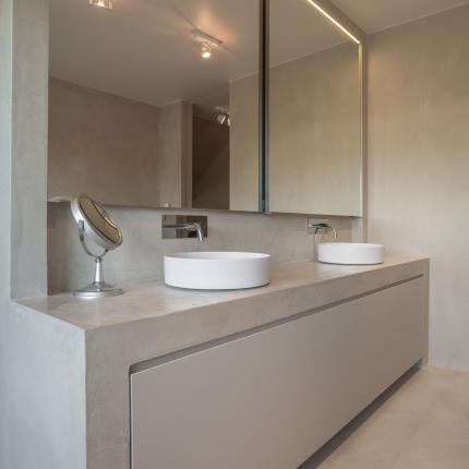 Badkamer en badkamermeubel in tadelakt