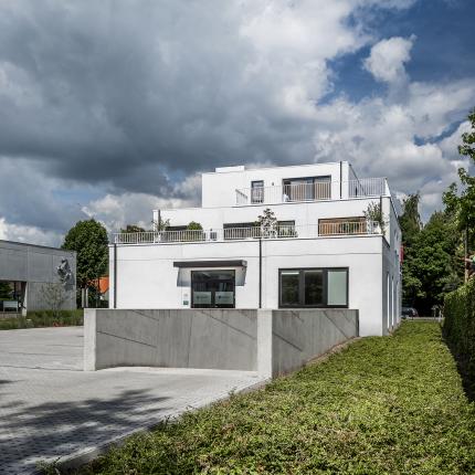 Achtergevel project te Sint-Martens-Latem met toegang tot de ondergrondse garage