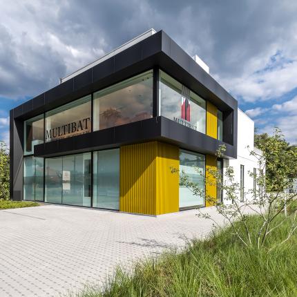 Voorgevel kantoorgebouw Multibat Sint-Martens-Latem