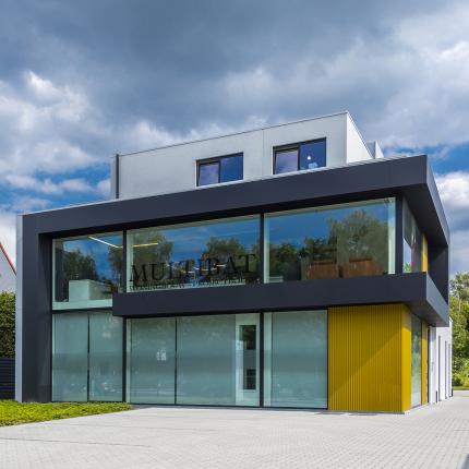 Voorgevel kantoorgebouw Multibat Sint-Martens-Latem