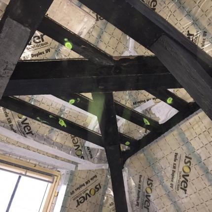 Volledig ingepakt dak met behandeld dakgebinte