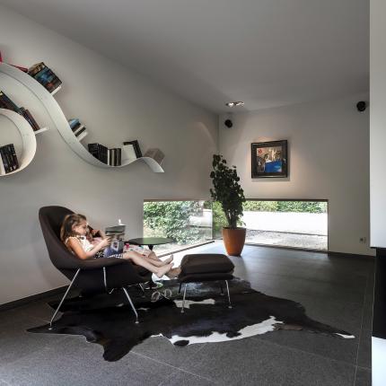 Leeshoek met zicht op oprit via bandraam