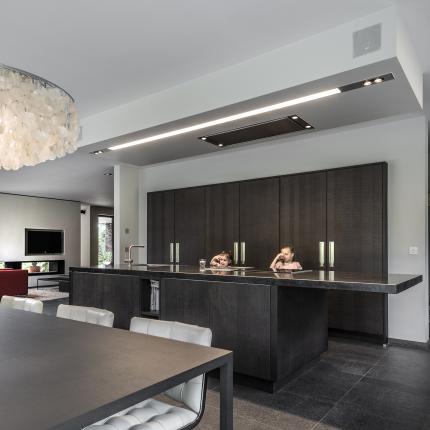 Grote open leefkeuken met eiland in natuursteen