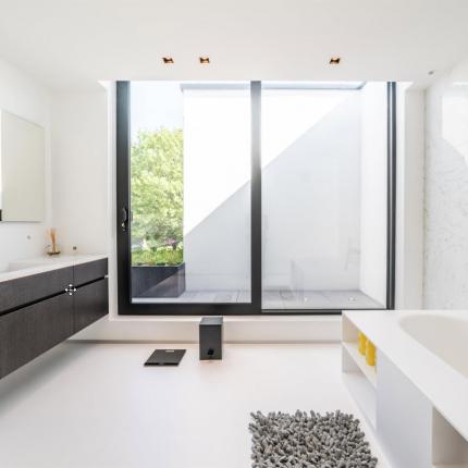 Badkamer met schuifraam als toegang tot de patio