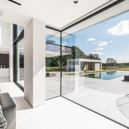 Leefruimte met grote glaspartijen