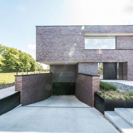 Ruiime ville in verlijmde gevelsteen en ondergrondse garage