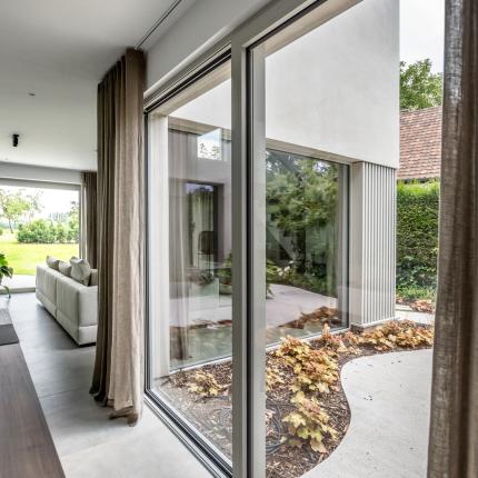 Interieur waar het licht volop binnenstroomt