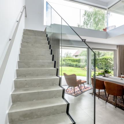 Interieur waar het licht volop binnenstroomt