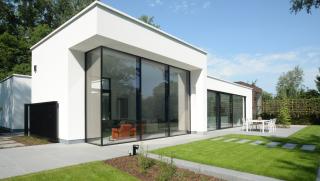Eigentijdse, architecturale gelijkvloerse villa -achtergevel