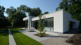 Eigentijdse, architecturale gelijkvloerse villa -achtergevel