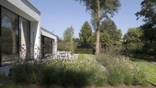 Eigentijdse, architecturale gelijkvloerse villa -tuin