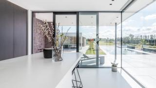 MULTIBAT - Strak interieur met witte gietvloer