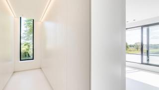 MULTIBAT - Strak interieur met witte gietvloer