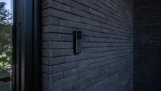 Multibat- detail gevelsteen met videofoon