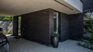 Multibat - detail inkomdeur met carport